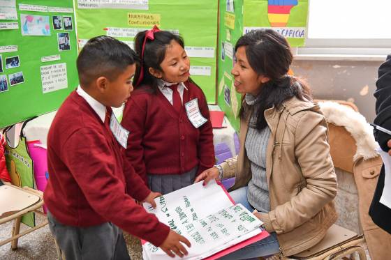 El Gobernador compartió la experiencia de alumnos de Campo Quijano en proyectos de ciencias